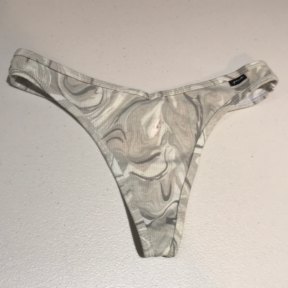 EUC Like New Victoria’s Secret Pink Thong/String Size M